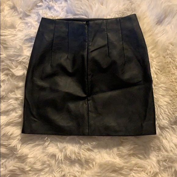 Faux leather skirt - Picture 2 of 3